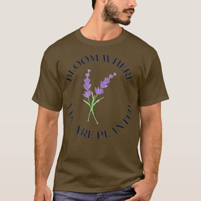 Camiseta BLOOM DONDE ESTÁS PLANTADO CON flores moradas (Anverso)