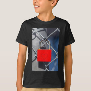 Camiseta Bloqueo rojo del corazón en la valla