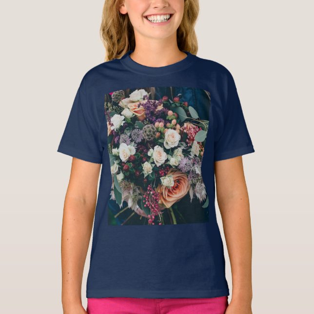 Camiseta "Blossom Bliss: Vibrante Flor Diseño Camiseta" (Anverso)