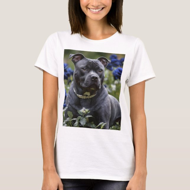 Camiseta "Blue Brindle Beauty: A Staffy With Blue Roses (Anverso)