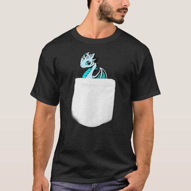 Camiseta Blue Eyed Baby Dragon T Shirt with Pocket Detail (Anverso)