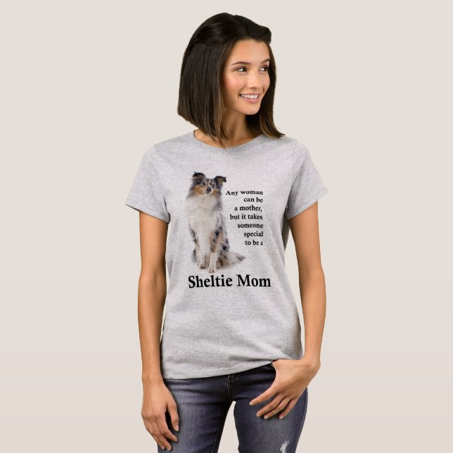 Camiseta Blue Merle Sheltie Mom T-Shirt (Anverso completo)