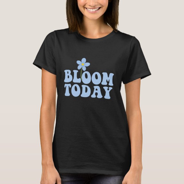 Camiseta Blue Retro “Bloom Today” Flower Design (Anverso)