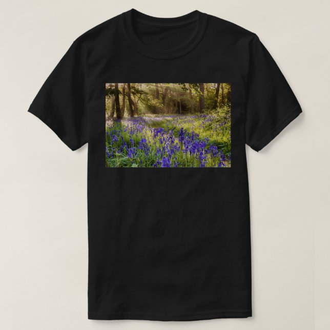 Camiseta Bluebells woodland path with glowing sunrise light (Diseño del anverso)