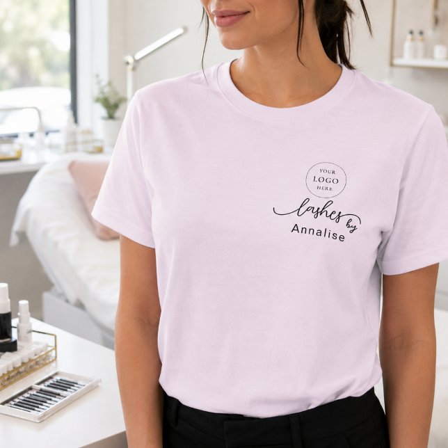 Camiseta Blush Pink Script Logo Lashes Studio Staf (Subido por el creador)