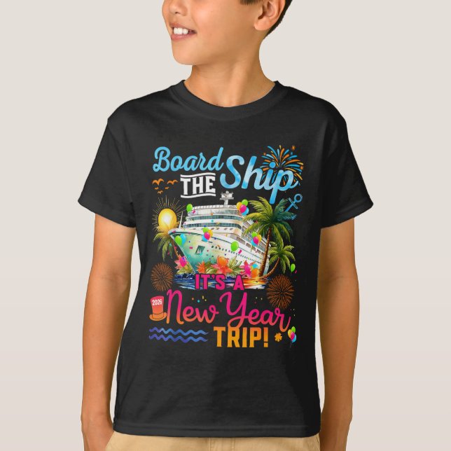 Camiseta Board The Ship It's A New Year Trip Cruise Family  (Anverso)