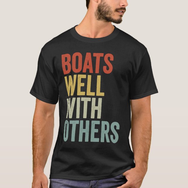 Camiseta Boats Well with Others  Boating Vacation (Anverso)