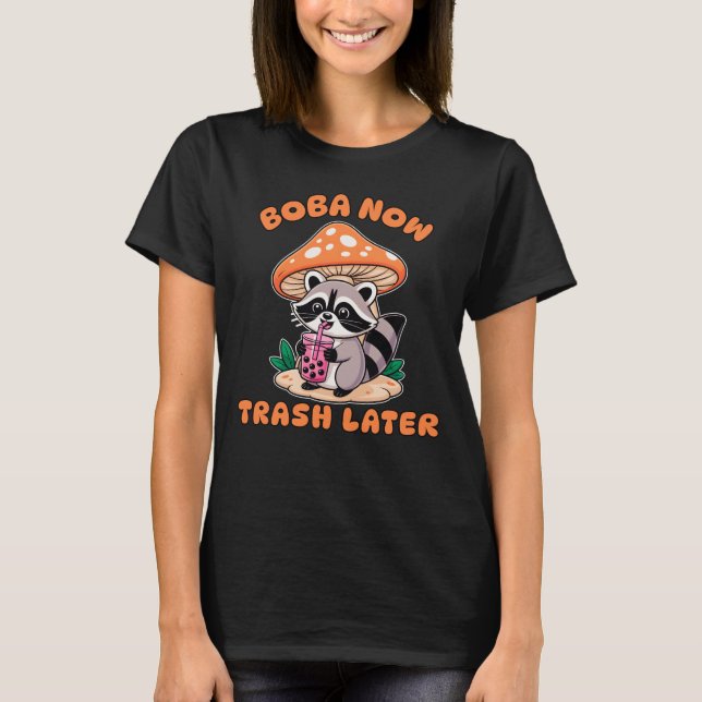 Camiseta Boba Ahora Basura Más Tarde, Mapache Lindo Bebiend (Anverso)
