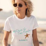 Camiseta Boda de estrella de mar de playa madre de la novia<br><div class="desc">Madera estelar del mar de novia / playa / destino de la camiseta de boda con escritura de caligrafía azul acuática y texto editable. Personalízalo con el nombre de su madre.</div>