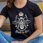 Camiseta Boda de la Corona de la novia a la abeja | Persona<br><div class="desc">Esta bonita y simple y elegante camiseta de boda dice "Novia a Bee" y muestra una silueta de abejas blanca rodeada por una corona, una corona de lis y una corona de laurel. También puede modificar el texto "Novia a Bee" para una ocasión diferente o personalizar más para añadir más...</div>