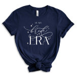 Camiseta Boda de la era de la novia<br><div class="desc">Disfrute de un día especial con estilo y estilo usando nuestra camiseta de la era de la novia. Diseñado con tejidos suaves y cómodos y decorado con un elegante diseño de la era de la novia, es el atuendo perfecto para duchas de novias, fiestas de soltera o simplemente para celebrar...</div>