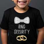 Camiseta Boda de niños de la Cuta de Seguridad de los Niños<br><div class="desc">Camiseta de seguridad de anillo de soporte para niños. Una forma perfecta de hacerlos sentir incluidos en la recepción de bodas y en las festividades pre-bodas. Tee de seguridad del anillo del portador del anillo con una linda corbata de arco y anillos de oro gráficos. A su portador le encantará...</div>