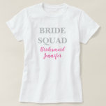 Camiseta Boda de nombre personalizado rosa de la dama de ho<br><div class="desc">Hermosa caligrafía, camiseta de la dama de honor rosa. Perfecto para una camiseta de papel Boda. Escuadrón de novia.</div>