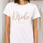Camiseta Boda de novia Nombre personalizado Beige Blanco<br><div class="desc">¡Celebremos a la futura novia con una camiseta única de personalizado! Un diseño sencillo y elegante con letras de guión de moda, personalizado con el nombre de la novia, la fecha boda, la ubicación u otro texto. Esta elegante camiseta beige y blanca, hace un regalo encantador para una fiesta de...</div>