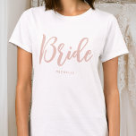 Camiseta Boda de novia Nombre personalizado Dusty Blanco ro<br><div class="desc">¡Celebremos a la futura novia con una camiseta única de personalizado! Un diseño sencillo y elegante con letras de guión de moda, personalizado con el nombre de la novia, la fecha boda, la ubicación u otro texto. Esta polvorienta polvorienta camiseta rosa y blanca, hace un regalo encantador para una fiesta...</div>