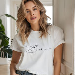 Camiseta Boda de tipografía de escritura elegante y moderna<br><div class="desc">El Boda de tipografía de escritura elegante y moderno Bride T-Shirt presenta el texto simple "Bride" en una moderna y elegante tipografía de escritura de caligrafía negra. Perfecto para la novia en una ducha de novia o día de boda. Diseñado por Evco Studio www.zazzle.com/store/evcostudio</div>