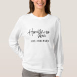 Camiseta Boda del texto de la escritura de la sensación de<br><div class="desc">Diseño de la sensación de la luna de miel. Diseño indicado con letras moderno de la mano de texto de la escritura para hacer su luna de miel extraordinariamente especial. El boda perfecto del regalo para usted pronto a ser amigo casado o apenas una invitación para sí mismo. Parte de...</div>