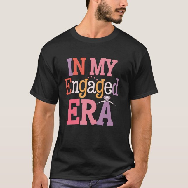 Camiseta Boda Divertida Era Comprometida Fiesta de Compromi (Anverso)