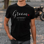 Camiseta Boda elegante de Groom<br><div class="desc">El regalo perfecto para cualquier novio, el divertido y moderno diseño cuenta con un elegante guión de tipografía "Groom" con un lindo corazón de amor rojo para todos. El diseño es fácil de personalizar con su nombre y fecha de boda establecida y será el perfecto recuerdo de su día especial....</div>