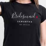 Camiseta Boda elegante de la dama de honor<br><div class="desc">El regalo perfecto para cualquier dama de honor, el diseño divertido y moderno cuenta con un elegante guión de tipografía "Bridesmaid" con un lindo corazón de amor rojo para todos. El diseño es fácil de personalizar con un nombre y una fecha de boda establecida y será el perfecto recuerdo de...</div>