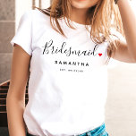 Camiseta Boda elegante de la dama de honor<br><div class="desc">El regalo perfecto para cualquier dama de honor, el diseño divertido y moderno cuenta con un elegante guión de tipografía "Bridesmaid" con un lindo corazón de amor rojo para todos. El diseño es fácil de personalizar con un nombre y una fecha de boda establecida y será el perfecto recuerdo de...</div>