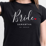 Camiseta Boda elegante de novia<br><div class="desc">El regalo perfecto para cualquier novia, el diseño divertido y moderno cuenta con un elegante guión de tipografía "Bride" con un lindo corazón de amor rojo para todos. El diseño es fácil de personalizar con su nombre y fecha de boda establecida y será el perfecto recuerdo de su día especial....</div>