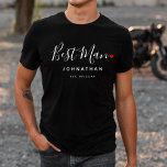 Camiseta Boda elegante del mejor hombre<br><div class="desc">El regalo perfecto para cualquier mejor hombre, el diseño divertido y moderno cuenta con un elegante guión de tipografía "Mejor hombre" con un lindo corazón de amor rojo para todos. El diseño es fácil de personalizar con un nombre y una fecha de boda establecida y será el perfecto recuerdo de...</div>