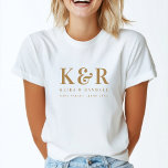 Camiseta Boda Monograma Minimalista Simple Oro y Blanco<br><div class="desc">Camiseta monográfica boda minimalista con tipografía tradicional clásica en oro sobre un fondo blanco y limpio. ¡El accesorio perfecto para tu día especial!</div>