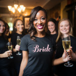 Camiseta Boda negro con guión rosa claro de novia<br><div class="desc">Camiseta negra simple y de moda con diseño de escritura rosa claro "novia". ¡Hace un gran regalo de boda!</div>