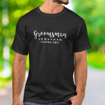 Camiseta Boda personalizada Groomsman favorece el monograma<br><div class="desc">A tu novio le encantará este regalo/favor de boda personalizado con un tipo de letra de guión moderno. Añadir su nombre o monograma y otra línea de texto (fecha, ubicación del boda, etc.) Cambia fácilmente el color de fondo para que coincida con los colores de tu boda - sólo tienes...</div>