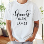 Camiseta Boda personalizado de escritura negra de Groomsman<br><div class="desc">La camiseta del boda Groomsman presenta escritura moderna de caligrafía giratoria negra con elegante texto de primer nombre personalizado que puede personalizar. ¡Vea nuestros diseños coordinados de la fiesta nupcial!</div>