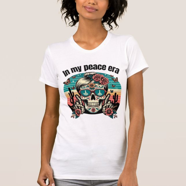 Camiseta Boho Peace Era Skull – Retro Desert Floral Design" (Anverso)