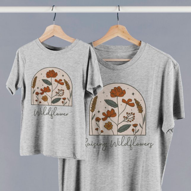 Camiseta Boho Raising Wildflowers Mama (Subido por el creador)