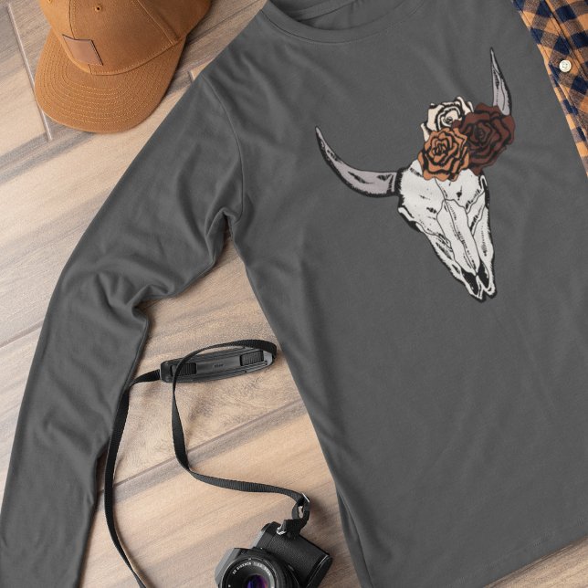 Camiseta Boho Western Floral Bull Skull Mujeres (Boho Western Floral Bull Skull Long Sleeve T-shirt. Cow Skull and Roses Country Cowgirl. Hand-Drawn.)