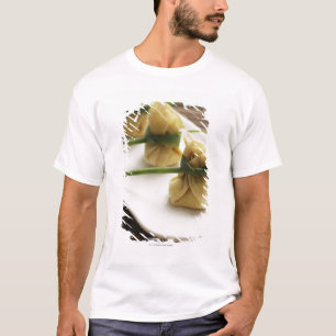 Camiseta bolas de masa hervida insensibles con la salsa de