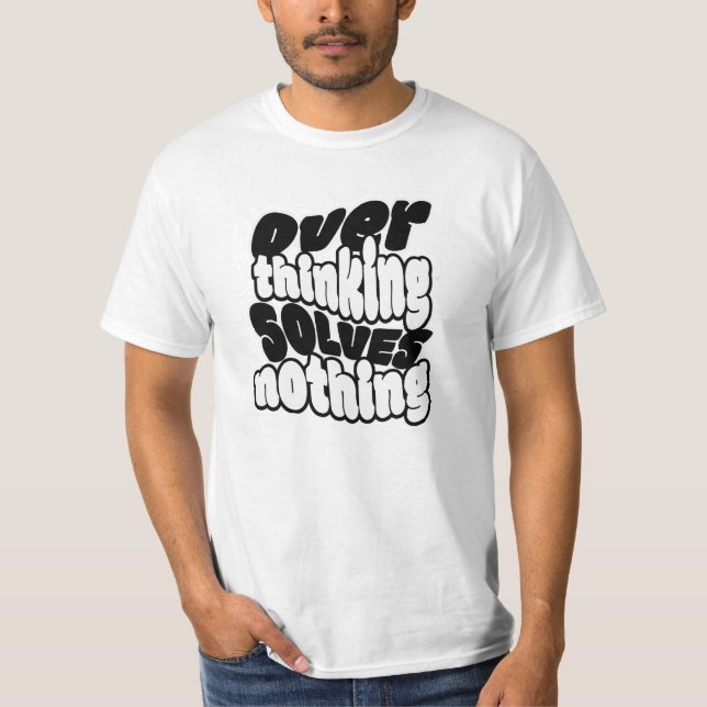 Camiseta Bold “Overthinking Solves Nothing” Retro Quote (Anverso)