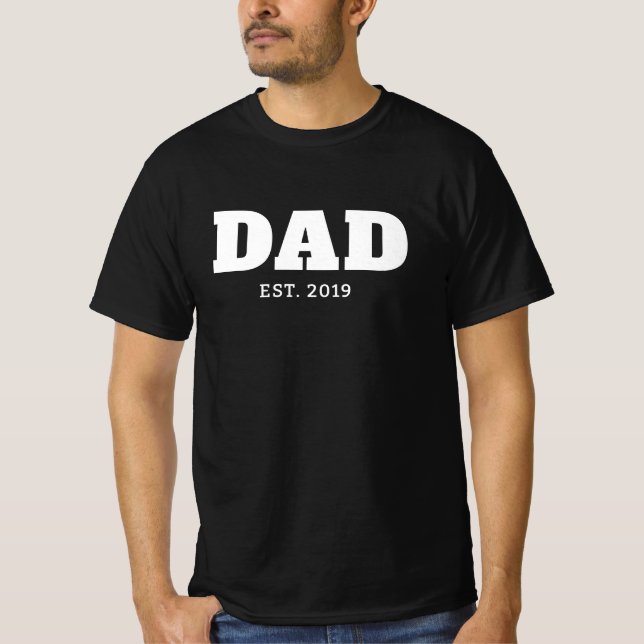 Camiseta Bold White & Black Text Est Year Dad (Anverso)