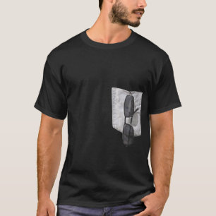 Camiseta Bolsillo falso con las gafas de sol afuera