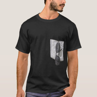 Camiseta Bolsillo falso con las gafas de sol afuera