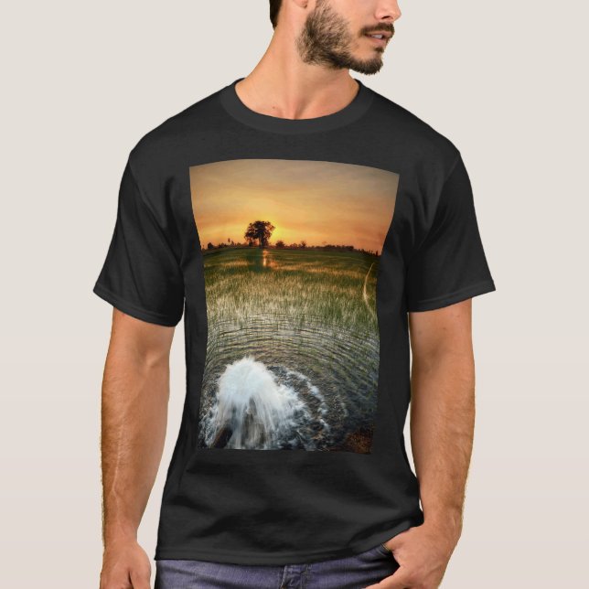 Camiseta Bombeando agua en un campo tailandés de arroz al a (Anverso)