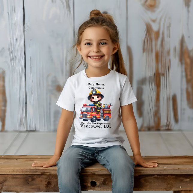 Camiseta Bombero alegre montando un camión vibrante (Subido por el creador)