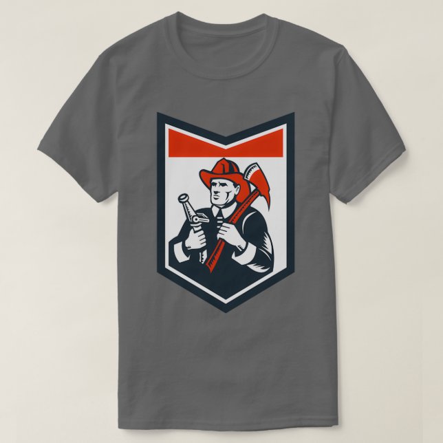 Camiseta Bombero de bomberos Cargan Con Escudo De Manguera  (Diseño del anverso)