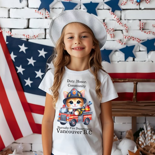 Camiseta Bombero de gatito adorable en camión brillante (Subido por el creador)