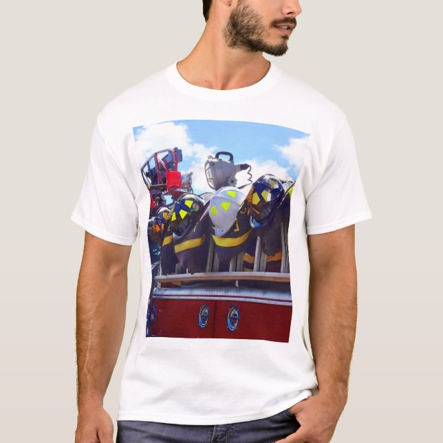 Camiseta Bomberos - Casco en un camión de bomberos (Anverso)