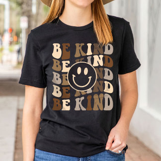 Camiseta bondadosa, parte superior positiva, manos