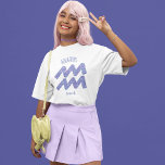 Camiseta Bonito Aquarius Astrología Rótulo Personalizado Cu<br><div class="desc">Esta camiseta de cumpleaños bonito,  morada y lavanda Aquarius,  presenta tu signo astrológico del Zodiac en un brillo hermoso como las constelaciones. Personalizar este lindo regalo con tu nombre en bello guión cursivo para alguien con un cumpleaños de finales de enero o principios de febrero.</div>