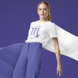 Camiseta Bonito Escorpio Astrología Rótulo Personalizado Cu<br><div class="desc">Esta camiseta de Escorpio púrpura y lavanda presenta tu signo astrológico del Zodiac en un brillo hermoso como las constelaciones. Personalizar este lindo y personalizado regalo con tu nombre en bello guión cursivo para alguien con un cumpleaños de finales de octubre o principios de noviembre.</div>