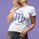 Camiseta Bonito Virgo Astrología Rótulo Púrpura Personaliza<br><div class="desc">Esta camiseta de las mujeres Virgo,  de color púrpura y lavanda personalizada,  muestra tu signo astrológico del Zodiac en un brillo hermoso como las constelaciones. Personalizar este lindo tee con tu nombre en bello guión cursivo para alguien con un cumpleaños de finales de agosto o principios de setiembre.</div>