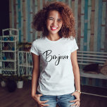 Camiseta Bonjour | Elegante y moderno guión en francés<br><div class="desc">Esta elegante camisa en blanco y negro dice "Bonjour" en la moderna y moderna tipografía escrita a mano. Una moda y un estilo elegante para todo aquel que ame Francia y el francés.</div>