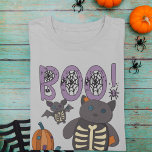 Camiseta ¡Boo! Halloween de gatos y murciélagos en el esque<br><div class="desc">Este lindo gráfico es perfecto para difundir la alegría de Halloween de una manera adorable. Presenta el mensaje "BOO!" en letras de color lavanda decoradas con algunas espeluznantes telarañas y ilustraciones de calabazas de patchwork y un gato y murciélago con patchwork. Los animales rellenos tienen los ojos de botón y...</div>